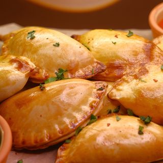 შერეული ნაკრები  (12 ემპანადა, 2 სოუსი).