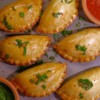 ხორცის ნაკრები (6 ემპანადა, 2 სოუსი).