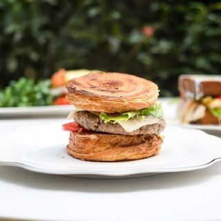 კრუასან ბურგერი საქონლის ხორცით 