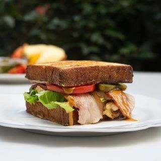 ბრიოშის სენდვიჩი ქათმით და ბეკონით 