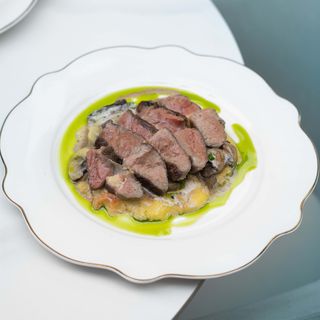 ანტრეკოტი პოლენტათი და წიწაკის სოუსით 