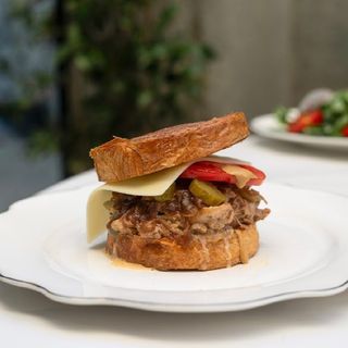 კრუასან ბურგერი დაძენძილი ხორცით 