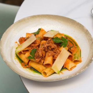 რიგატონი დაძენძილი ხორცით და პომიდორით 