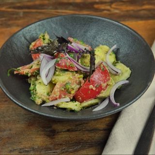 სალათი კიტრი-პომიდვრის ნიგვზით