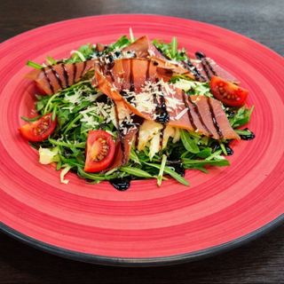 რუკოლას სალათი პროშუტოთი