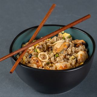 ბრინჯი ზღვის პროდუქტებითა და ბოსტნეულით