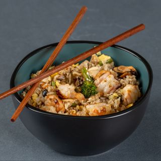 ბრინჯი ბოსტნეულითა და კრევეტებით