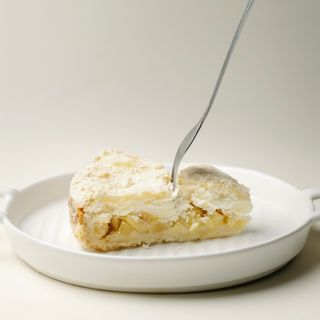 ვაშლის ნამცხვარი მერინგას და არაჟნის კრემით