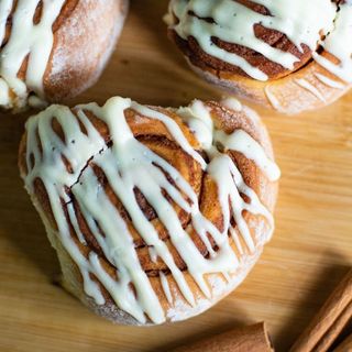 დარიჩინის ფუნთუშა ვანილის კრემ ყველის ტოპინგით