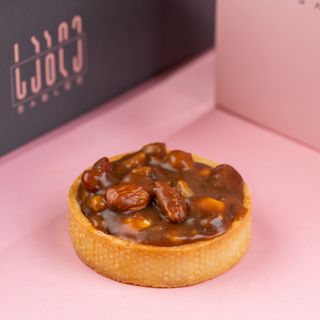 Tart with nuts and caramel