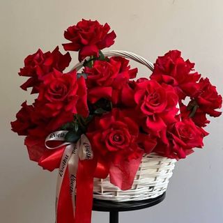 კალათი წითელი ვარდებით