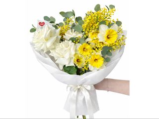 თეთრი ვარდები მიმოზებით და ნარცისებით