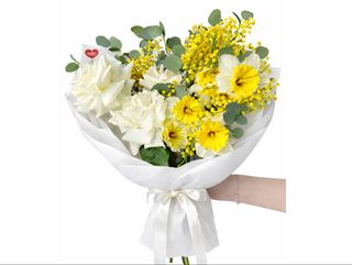 თეთრი ვარდები მიმოზებით