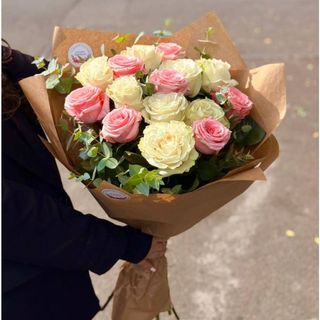 თეთრი და ვარდისფერი ჰოლანდიური ვარდები (15)