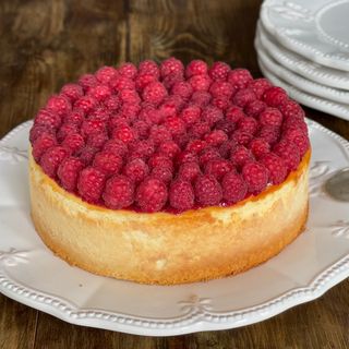 კლასიკური ჩიზქეიქი ჟოლოს ზედსართით (სეზონურად კონფიტურით)4 ნაჭ , 13 სმ. დ.