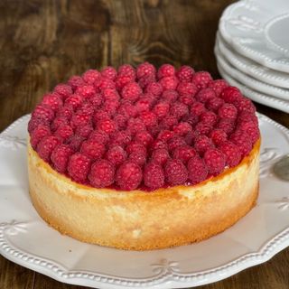 კლასიკური ჩიზქეიქი ჟოლოს ზედსართით  (სეზონურად კონფით)6 ნაჭ , 17 სმ. დ.