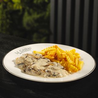 ქათამი სოკოთი და ნაღების სოუსით