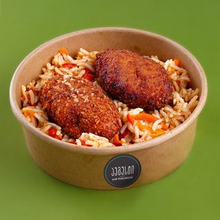 ბრინჯი ბოსტნეულით და ქათმის კოტლეტით