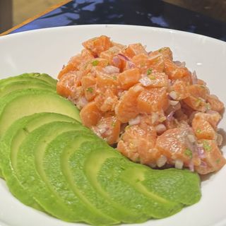 ორაგულის სალათი ავოკადოთი