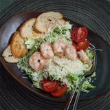 სალათი ცეზარი კრევეტებით