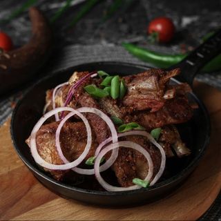 ღორის ნეკნი აჯიკით