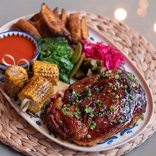 გამომცხვარი ბატკნის ბეჭიკარტოფილით და გრილზე შემწვარი ბოსტნეულით