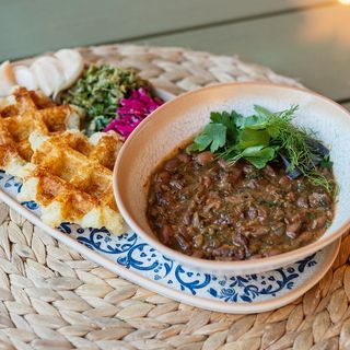 ლობიო რაჭული ლორით და ყველის ვაფლებით