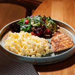 სკრემბლი ტოსტით და სეზონური სალათით