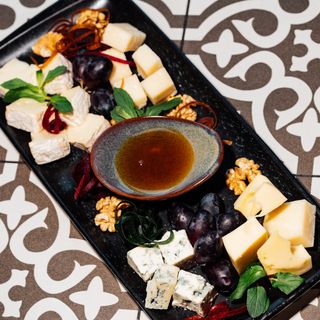 ევროპული ყველის ასორტი ( ლურჯი, პარმეზანი, მაასდამი, ბრი)