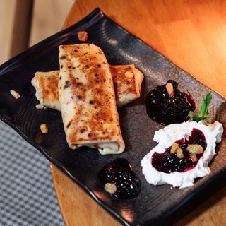 ბლინები ხაჭოთი და არაჟნით