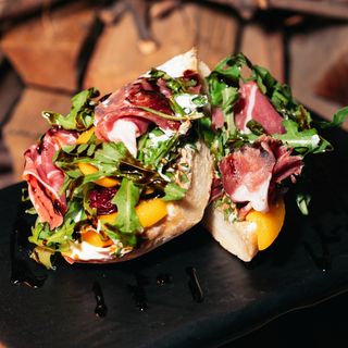 ჩიაბატა პროშუტოთი, ალუბლით და ატმით