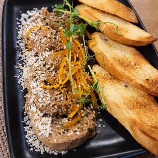 ბრუსკეტა ქათმის პაშტეტი და ფორთოხლის ჯემით