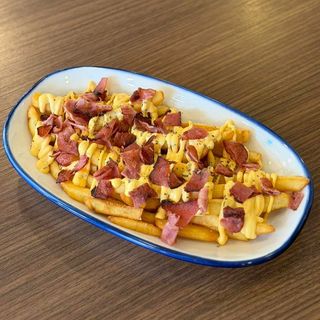 ფრი ყველის სოუსით , ბეკონით და ორეგანითი