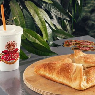 ფენოვანი ხაჭაპური და ლაღიძის წყალი 0.5 ლ