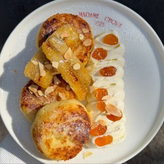 Cottage cheese pancakes with cream cheese, caramelized banana, apricot jam