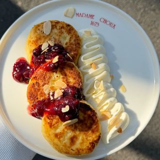 Cottage cheese pancakes with cream cheese, currant compote