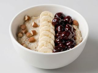 Oatmeal with seasonal fruits and jam in water 300gr