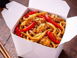 ნუდელსი ღორის ხორცით ტკბილ-ცხარე სოუსით