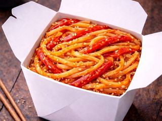 ნუდელსი ბოსტნეულით ტკბილ-ცხარე სოუსით