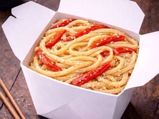 ნუდელსი ბოსტნეულით ნაღების სოუსით