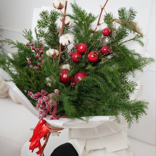 ზამთრის თაიგული ბროწეულებით 