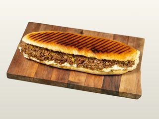 სენდვიჩი ხორცით და მოცარელათი