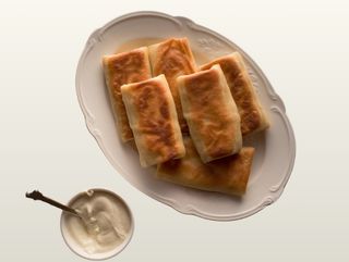 შემწავრი ყველის ბლინი არაჟნით სოუსით (4 ცალი)