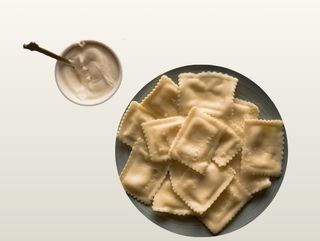 ყველის ვარენიკი არაჟნის სოუსით