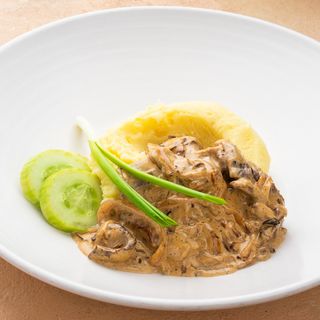 ბიფსტროგანოვი კარტოფილის პიურეთი და ხრაშუნა კიტრით