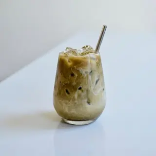 Iced Hojicha latte
