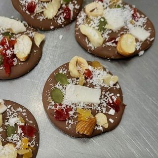 ხელნაკეთი შოკოლადის დისკები თხილითა და ჩირით