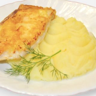 Отбивные из куриных грудок в кляре картофельном пюре