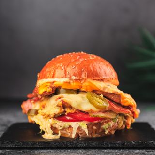საფირმო ქათმის ბურგერი/Special Chiken burger