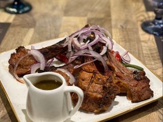 ხბოს ჩალაღაჯი ბოსტნეულითა და ტყემლის სოუსით